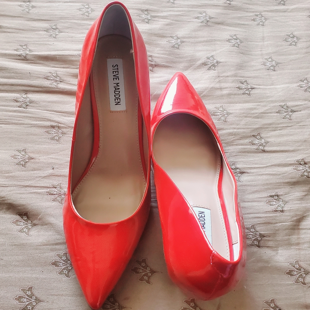 Steve Madden Women's Red Patent Pointed-Toe Pumps - Picture 3 of 3